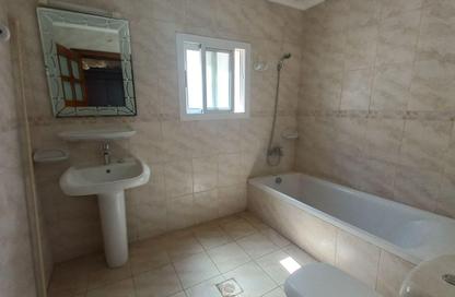 Villa - 4 Bedrooms - 5 Bathrooms for rent in Bu Quwah - Northern Governorate