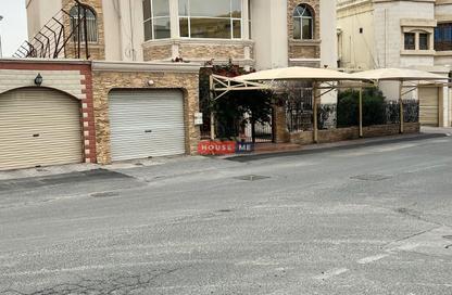Villa - 5 Bedrooms - 4 Bathrooms for rent in Zinj - Manama - Capital Governorate