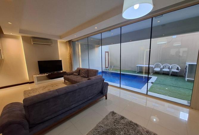 999863 - Property Image 2