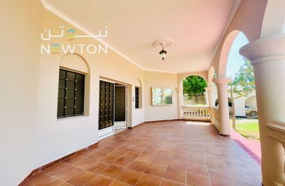 Compound - 4 Bedrooms - 6 Bathrooms for rent in Saar - Northern Governorate
