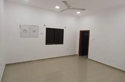 فيلا - 4 غرف نوم - 3 حمامات للايجار في عراد - المحرق