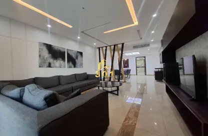 Apartment - 2 Bedrooms - 3 Bathrooms for rent in Busaiteen - Muharraq Governorate