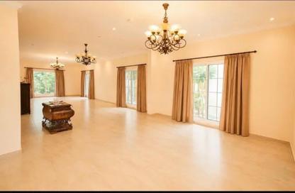 Villa - 6 Bedrooms - 7 Bathrooms for rent in Busaiteen - Muharraq Governorate