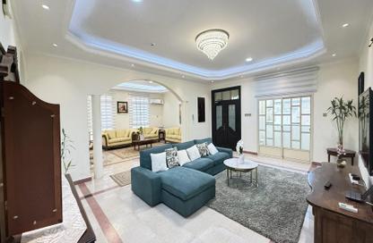 Apartment - 4 Bedrooms - 5 Bathrooms for rent in Al Juffair - Capital Governorate