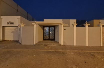Villa - 4 - 2 for sale in Hamad Town - Northern Governorate