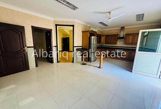 989827 - Property Image 2