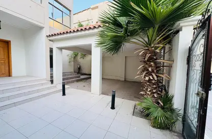 فيلا - 8 غرف نوم - 8 حمامات للايجار في الزنج - المنامة - محافظة العاصمة