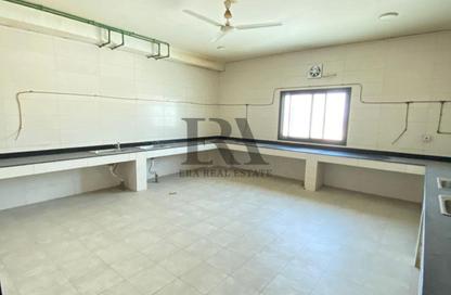 سكن عمال - استوديو - 8 حمامات للايجار في عسكر - المحافظة الجنوبية