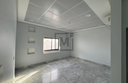 Office Space - 3 Bedrooms - 2 Bathrooms for rent in Jidhafs - Northern Governorate