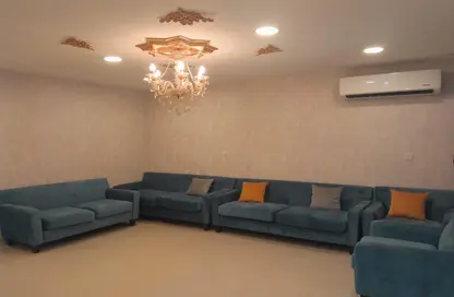فيلا - 5 غرف نوم - 6 حمامات للايجار في الدير - المحرق