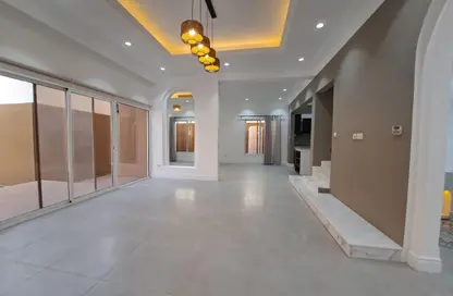 Villa - 4 Bedrooms - 4 Bathrooms for rent in Janabiya - Northern Governorate