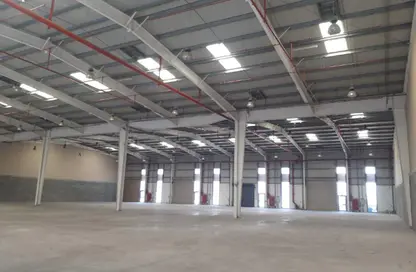 مستودع - استوديو - 8 حمامات للايجار في الحد - المحرق