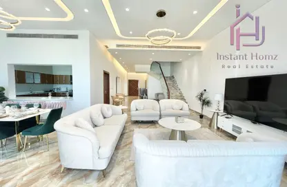 Duplex - 3 Bedrooms - 5 Bathrooms for rent in Seef - Capital Governorate