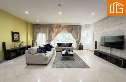 Apartment - 2 Bedrooms - 3 Bathrooms for rent in Al Juffair - Capital Governorate