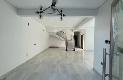 فيلا - 5 غرف نوم - 7 حمامات للايجار في الحد - المحرق