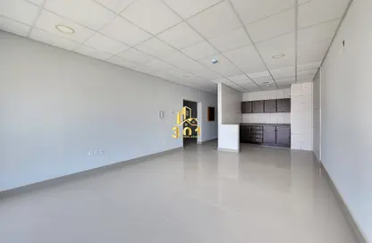 مكتب - 2 غرف نوم - 2 حمامات للايجار في الجنبية - المحافظة الشمالية