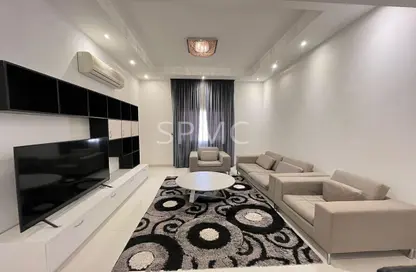 Villa - 4 Bedrooms - 5 Bathrooms for rent in Janabiya - Northern Governorate