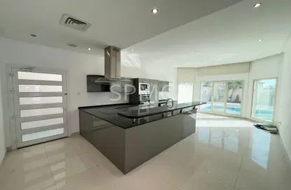 فيلا - 4 غرف نوم - 5 حمامات للايجار في الجنبية - المحافظة الشمالية