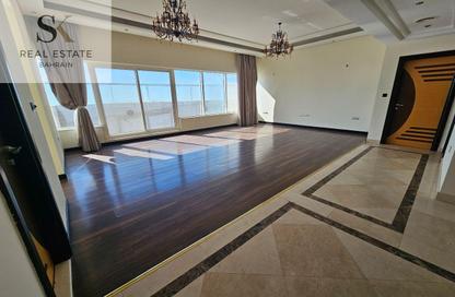 Apartment - 5 Bedrooms - 6 Bathrooms for rent in Abraj Al Lulu - Manama - Capital Governorate