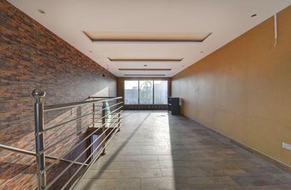 Show Room - Studio - 5 Bathrooms for rent in Salmabad - Central Governorate