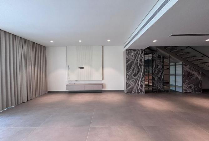 987395 - Property Image 3