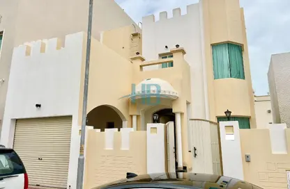 فيلا - 3 غرف نوم - 4 حمامات للايجار في قلالي - المحرق