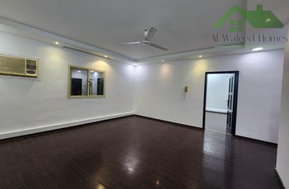 Apartment - 3 Bedrooms - 1 Bathroom for rent in Muharraq - Muharraq Governorate Apartment - 3 Bedrooms - 1 Bathroom for rent in Muharraq - Muharraq Governorate