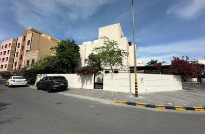 Villa - 5 Bedrooms - 5 Bathrooms for rent in Janabiya - Northern Governorate