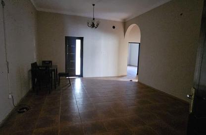 Apartment - 2 Bedrooms - 3 Bathrooms for rent in Sanad - Central Governorate