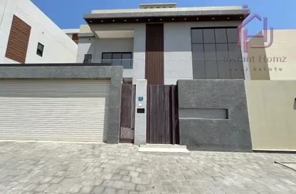 فيلا - 4 غرف نوم - 6 حمامات للبيع في القرية - المحافظة الشمالية