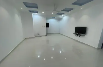 Apartment - 3 Bedrooms - 3 Bathrooms for rent in Busaiteen - Muharraq Governorate