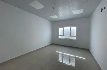 Office Space - 2 Bedrooms - 1 Bathroom for rent in Sanabis - Manama - Capital Governorate