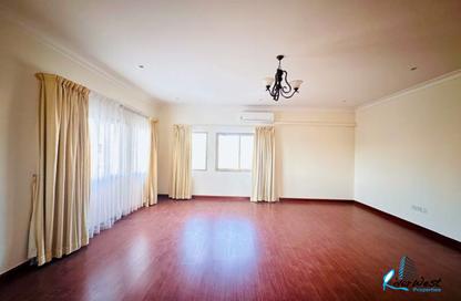 Villa - 5 Bedrooms - 4 Bathrooms for rent in Janabiya - Northern Governorate
