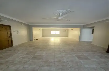 Apartment - 3 Bedrooms - 3 Bathrooms for rent in Mahooz - Manama - Capital Governorate