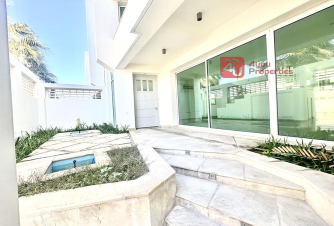 989847 - Property Image 2