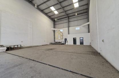 Warehouse - Studio - 6 Bathrooms for rent in Salmabad - Central Governorate
