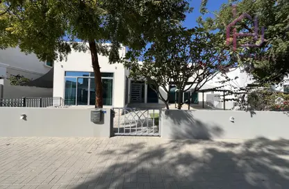 مجمع سكني - 5 غرف نوم - 4 حمامات للايجار في القرية - المحافظة الشمالية