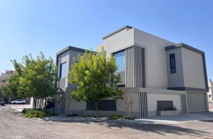 Villa - 4 Bedrooms - 5 Bathrooms for sale in Janabiya - Northern Governorate