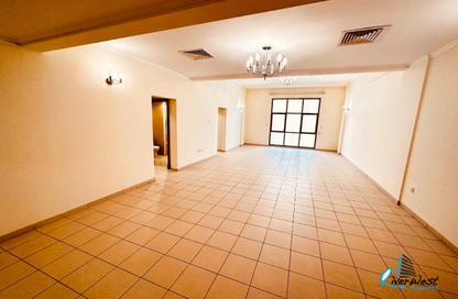 Apartment - 3 Bedrooms - 3 Bathrooms for rent in Sanabis - Manama - Capital Governorate