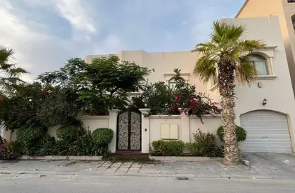 فيلا - 6 غرف نوم - 7 حمامات للبيع في قلالي - المحرق