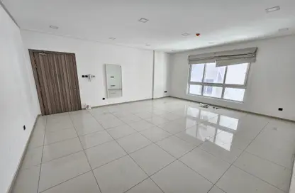 شقة - 3 غرف نوم - 3 حمامات للايجار في الحد - المحرق