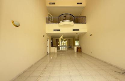 Compound - 5 Bedrooms - 5 Bathrooms for rent in Janabiya - Northern Governorate