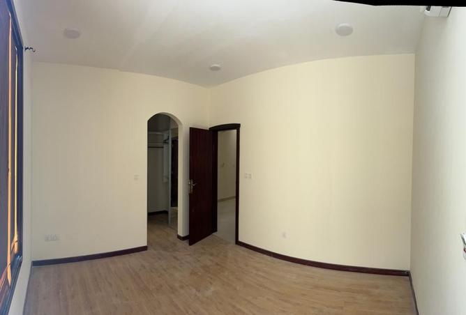 989042 - Property Image 2