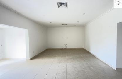 Compound - 3 Bedrooms - 4 Bathrooms for rent in Saar - Northern Governorate