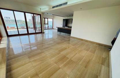 Apartment - 3 Bedrooms - 5 Bathrooms for rent in Reef Island - Capital Governorate