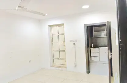 شقة - 1 حمام للايجار في قلالي - المحرق