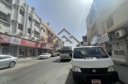 عمارة بالكامل - استوديو - 8 حمامات للبيع في المحرق - المحرق