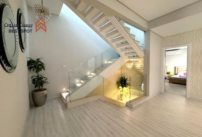 989930 - Property Image 2