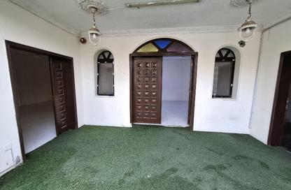 Villa - 6 Bedrooms - 4 Bathrooms for rent in Isa Town - Central Governorate