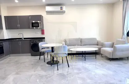 Apartment - 1 Bedroom - 1 Bathroom for rent in Sanabis - Manama - Capital Governorate
